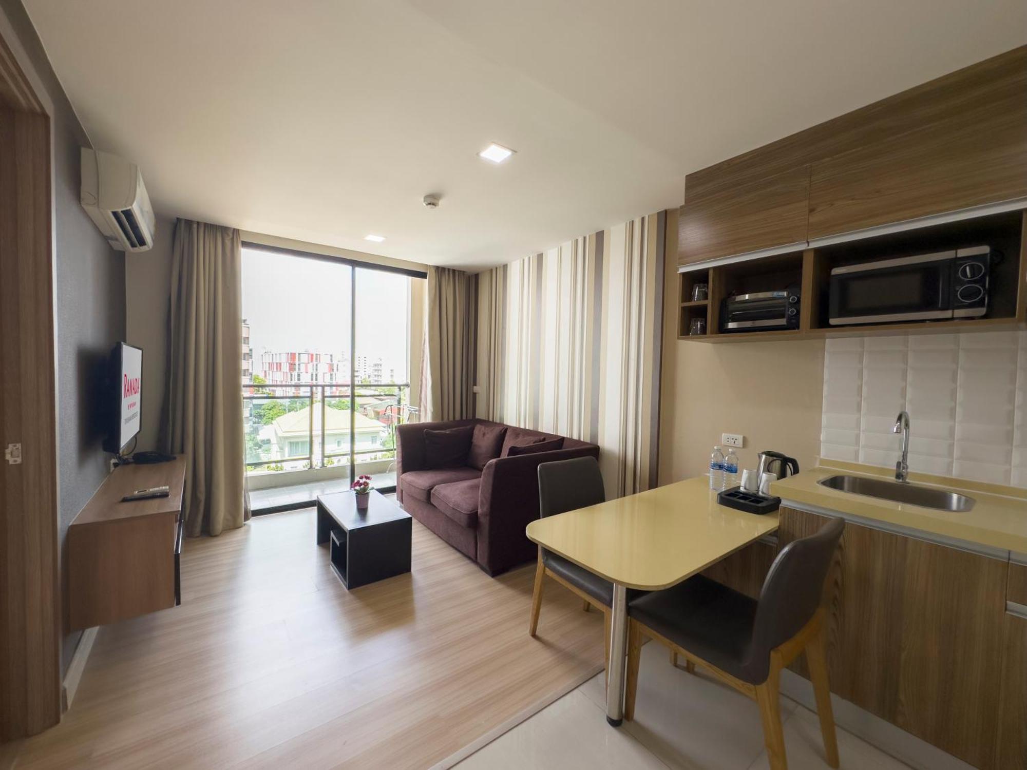 Ramada By Wyndham Bangkok Ten Ekamai Residences 外观 照片